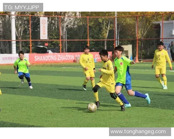 足球明星挑战香蕉球技巧赛展现惊人球技与幽默风采 足球明星挑战香蕉球技巧赛展现惊人球技与幽默风采