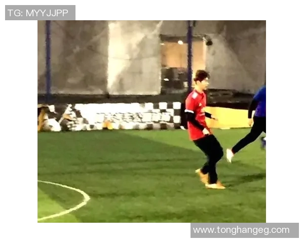 足球明星秀恩爱接吻瞬间盘点甜蜜时刻引发热议与粉丝互动 足球明星秀恩爱接吻瞬间盘点甜蜜时刻引发热议与粉丝互动